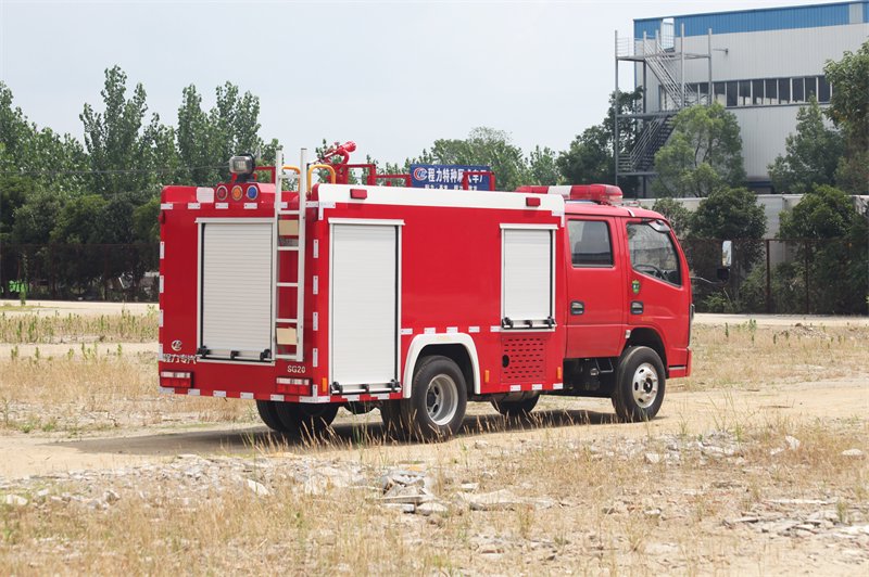 勾臂式垃圾车出车前检查：勾臂、锁紧、液压支腿与滚轮状态判定